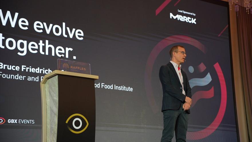 GBX Circle MEVO 2026 in Singapore – &ldquo;Alternative Protein Keynote&rdquo; session KN09 with Bruce Friedrich from GFI, photographed by P. Basanez for the Circle. MEVO Raffles Singapore, connecting today&rsquo;s decisions with a deep heritage in global alternative protein advocacy.